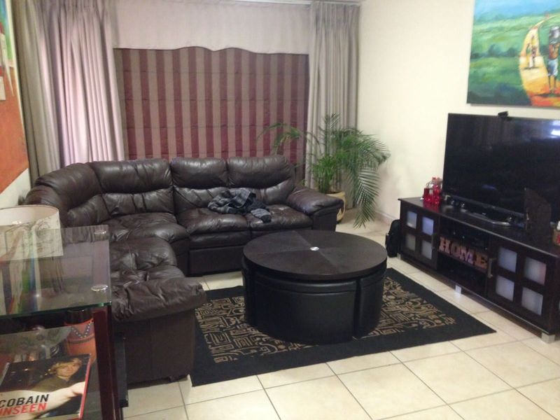 Spacious Ground Floor Unit for Rent - Photo 1