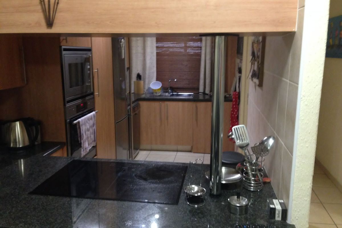 Spacious Ground Floor Unit for Rent - Photo 3