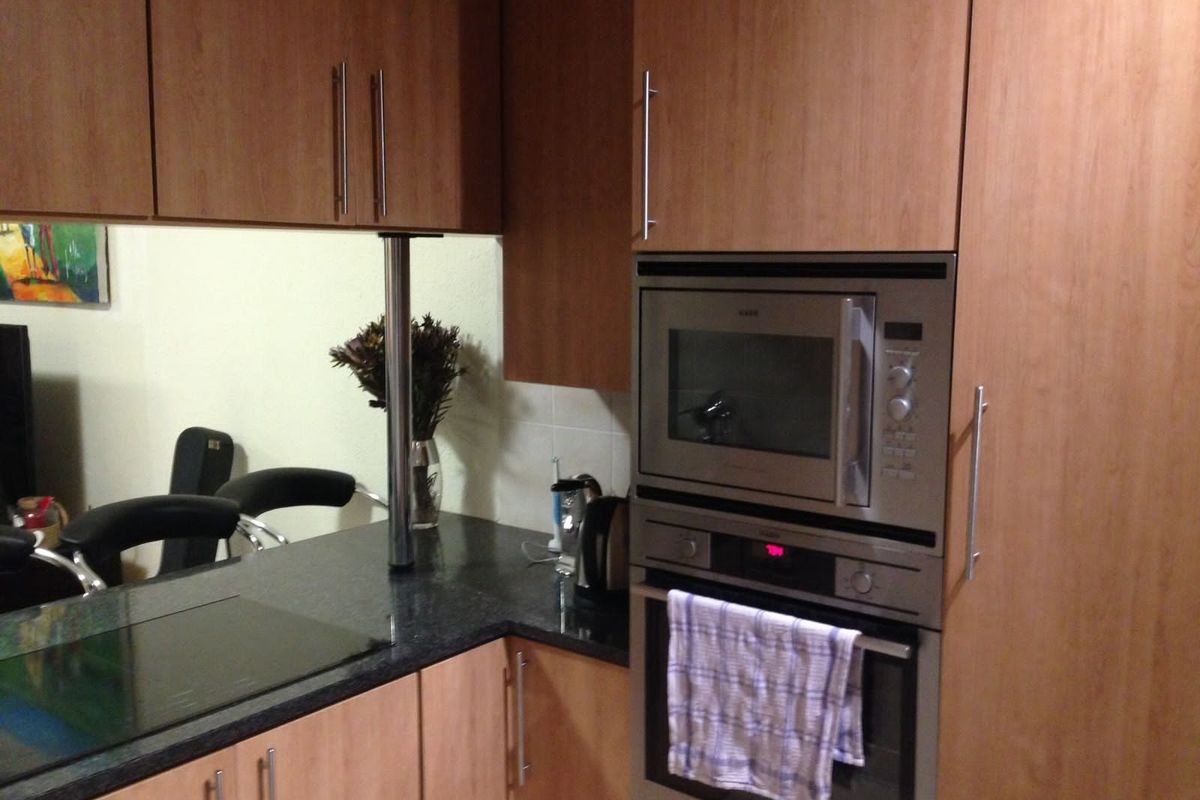 Spacious Ground Floor Unit for Rent - Photo 2