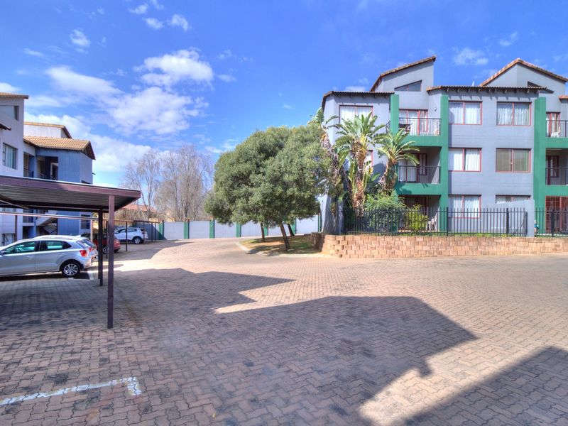 Apartment For Sale in Honeydew, Roodepoort - Photo 1