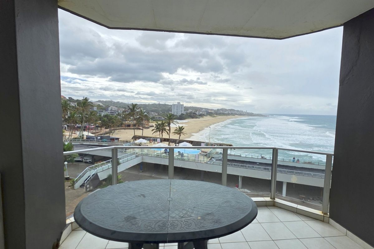 Beautiful 2 bedroom, 2 bathroom Beachfront Apartment For Sale in Margate, KwaZulu Natal - Photo 2