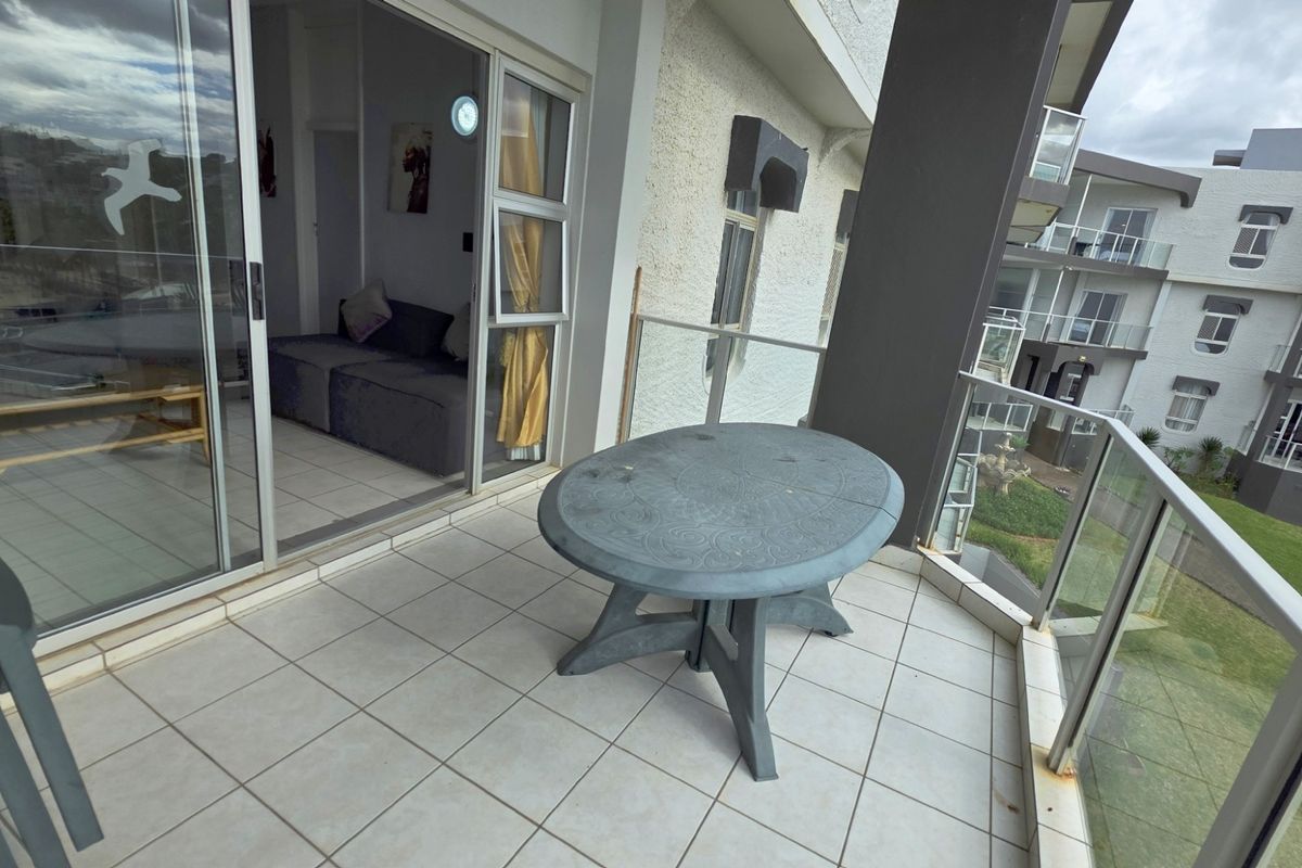 Beautiful 2 bedroom, 2 bathroom Beachfront Apartment For Sale in Margate, KwaZulu Natal - Photo 3