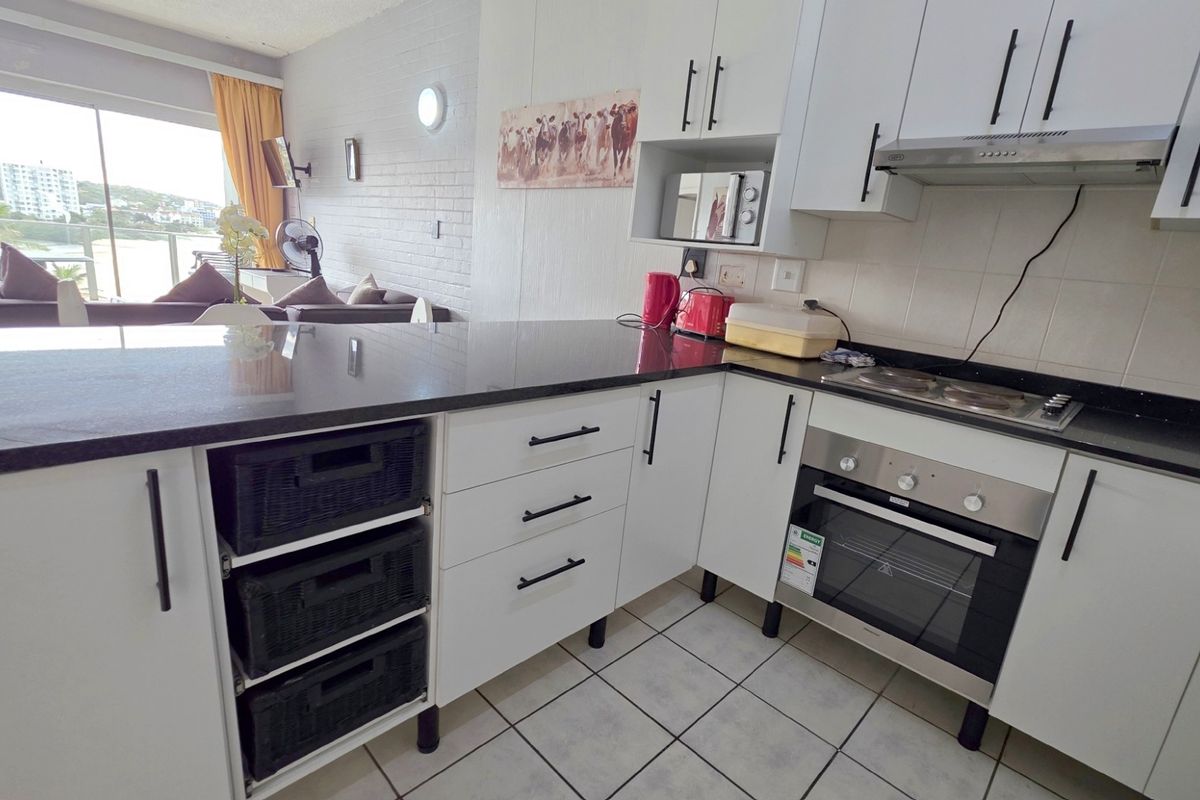 Beautiful 2 bedroom, 2 bathroom Beachfront Apartment For Sale in Margate, KwaZulu Natal - Photo 5