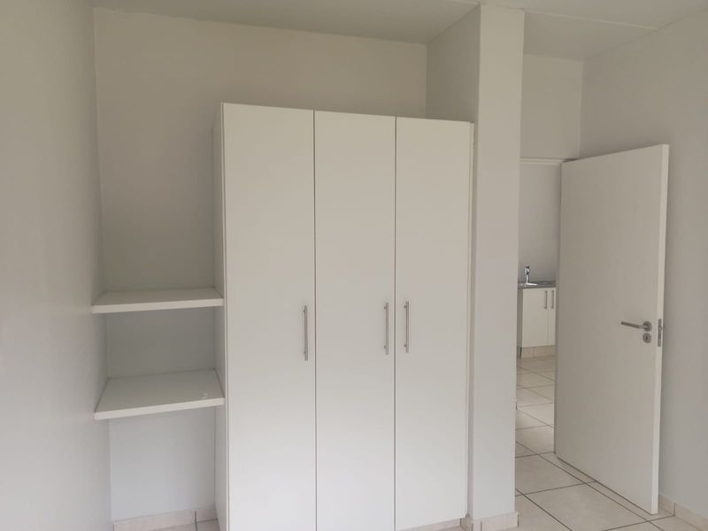 Modern 1-Bedroom Apartment in Secure Family-Friendly Complex - Photo 10