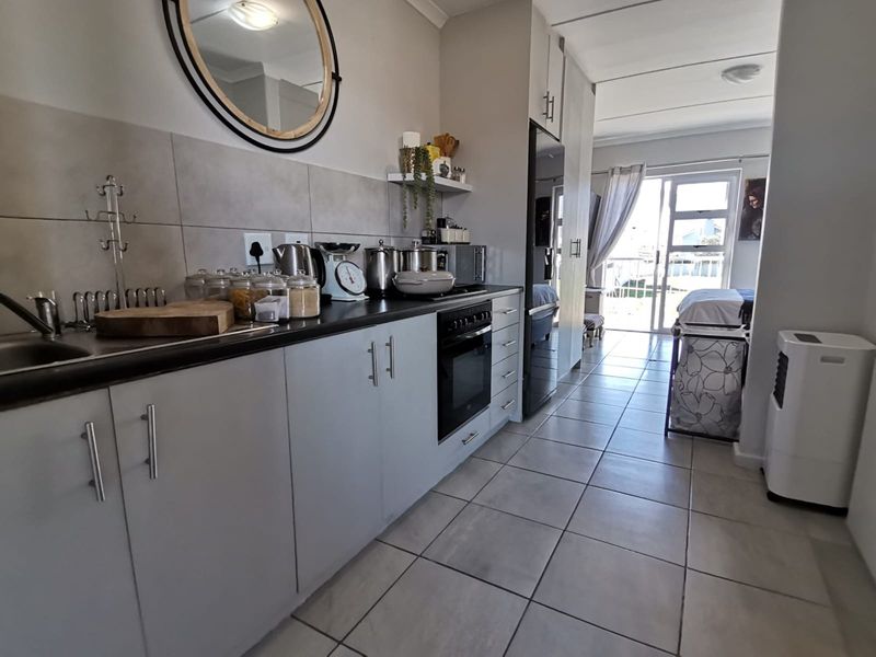Bachelor Apartment For Sale in La Vie Estate, Paarl - Photo 2