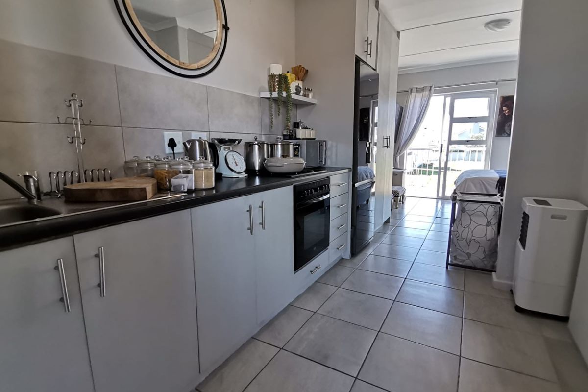 Bachelor Apartment For Sale in La Vie Estate, Paarl - Photo 2