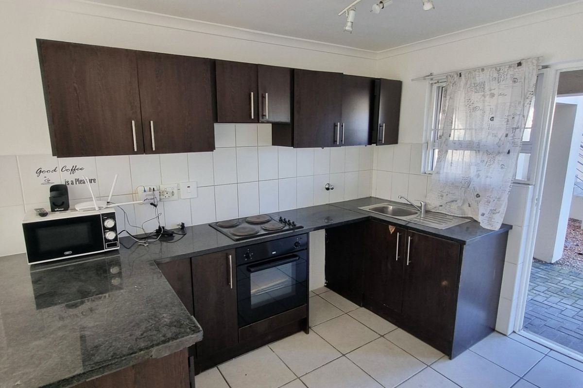 Light bright 2 bed ground floor apartment avail 1 July - Melkbosstrand - Photo 4