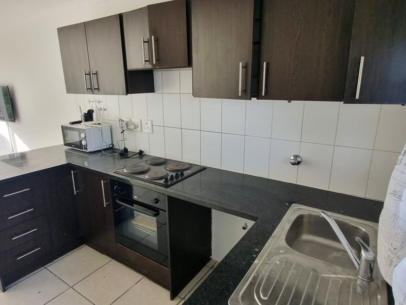 Light bright 2 bed ground floor apartment avail 1 July - Melkbosstrand - Photo 2