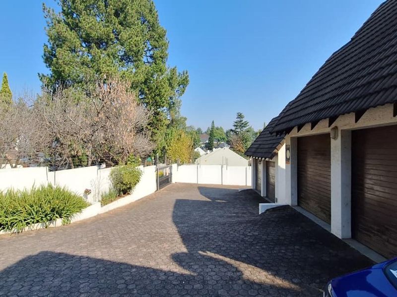 4 Bedroom Apartment for Sale R2 100 000.00 - Photo 1
