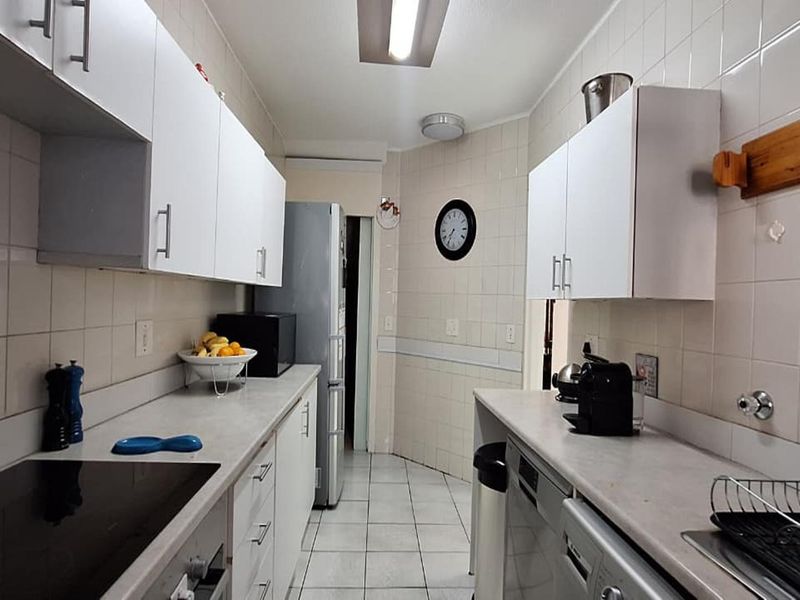 4 Bedroom Apartment for Sale R2 100 000.00 - Photo 3