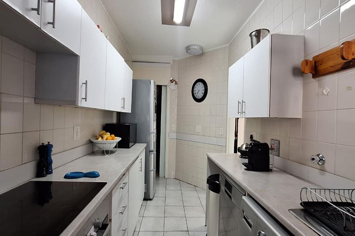 4 Bedroom Apartment for Sale R2 100 000.00 - Photo 3