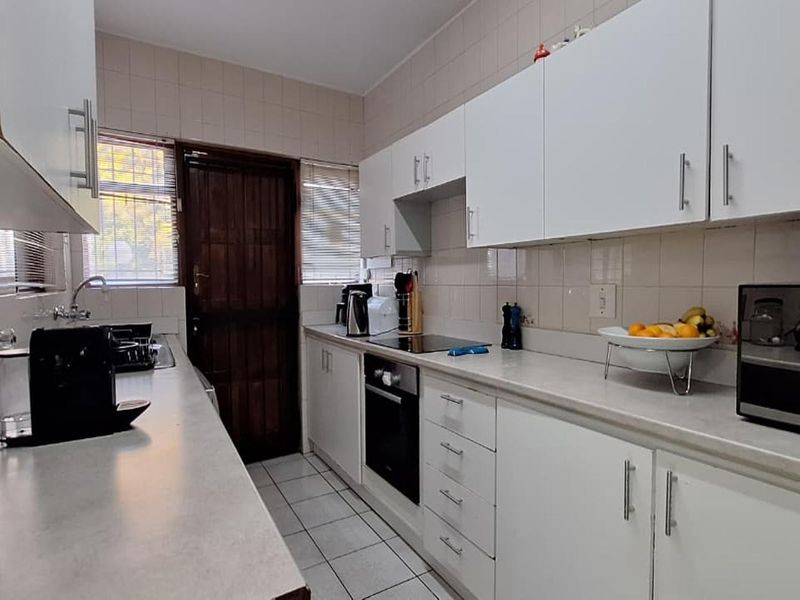 4 Bedroom Apartment for Sale R2 100 000.00 - Photo 2