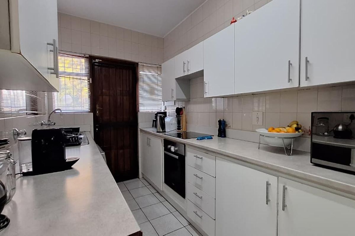 4 Bedroom Apartment for Sale R2 100 000.00 - Photo 2