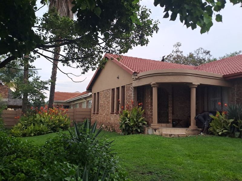 5 Bedroom House For Sale in The Reeds,Centurion - Photo 2