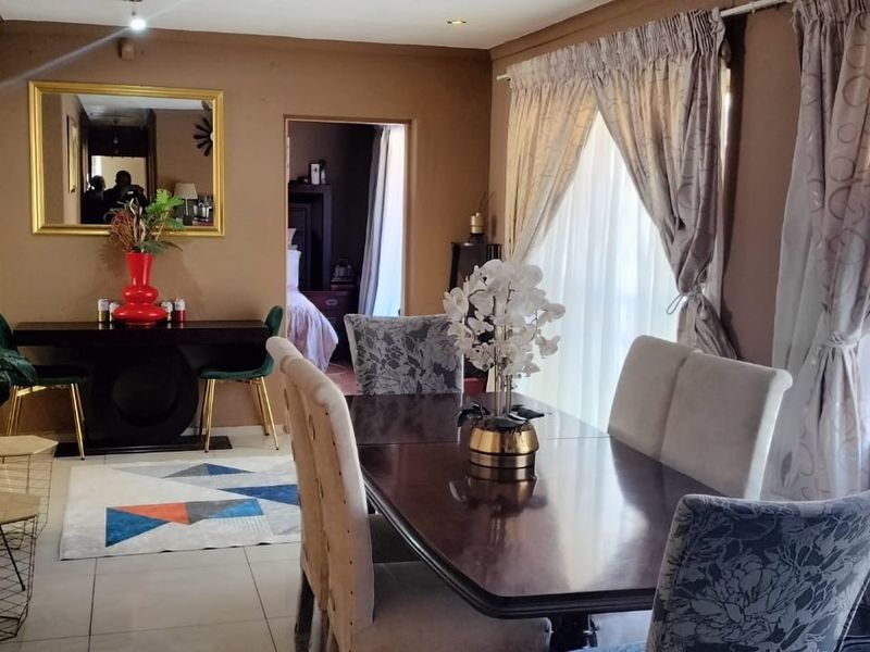 5 Bedroom House For Sale in The Reeds,Centurion - Photo 7