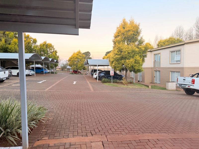 Apartment For Sale in Sunnyridge, Newcastle, KwaZulu Natal - Photo 1
