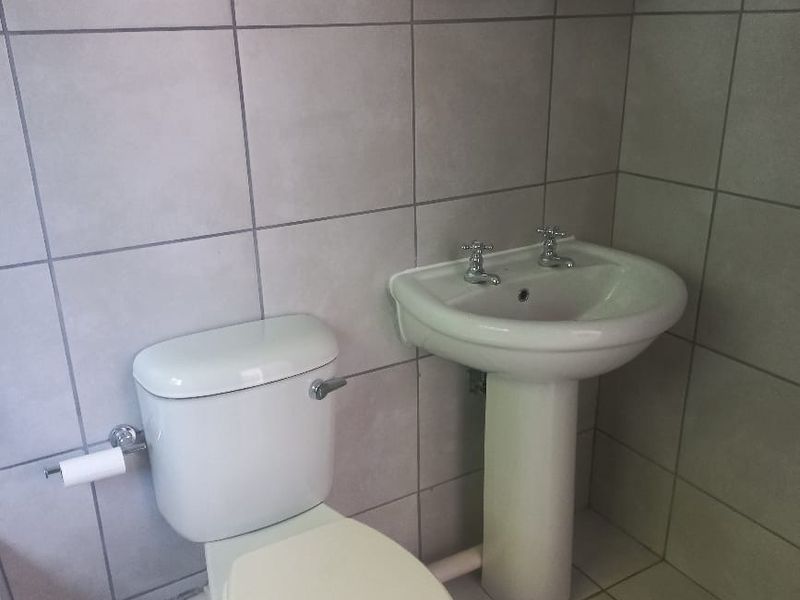 Apartment For Sale in Sunnyridge, Newcastle, KwaZulu Natal - Photo 4