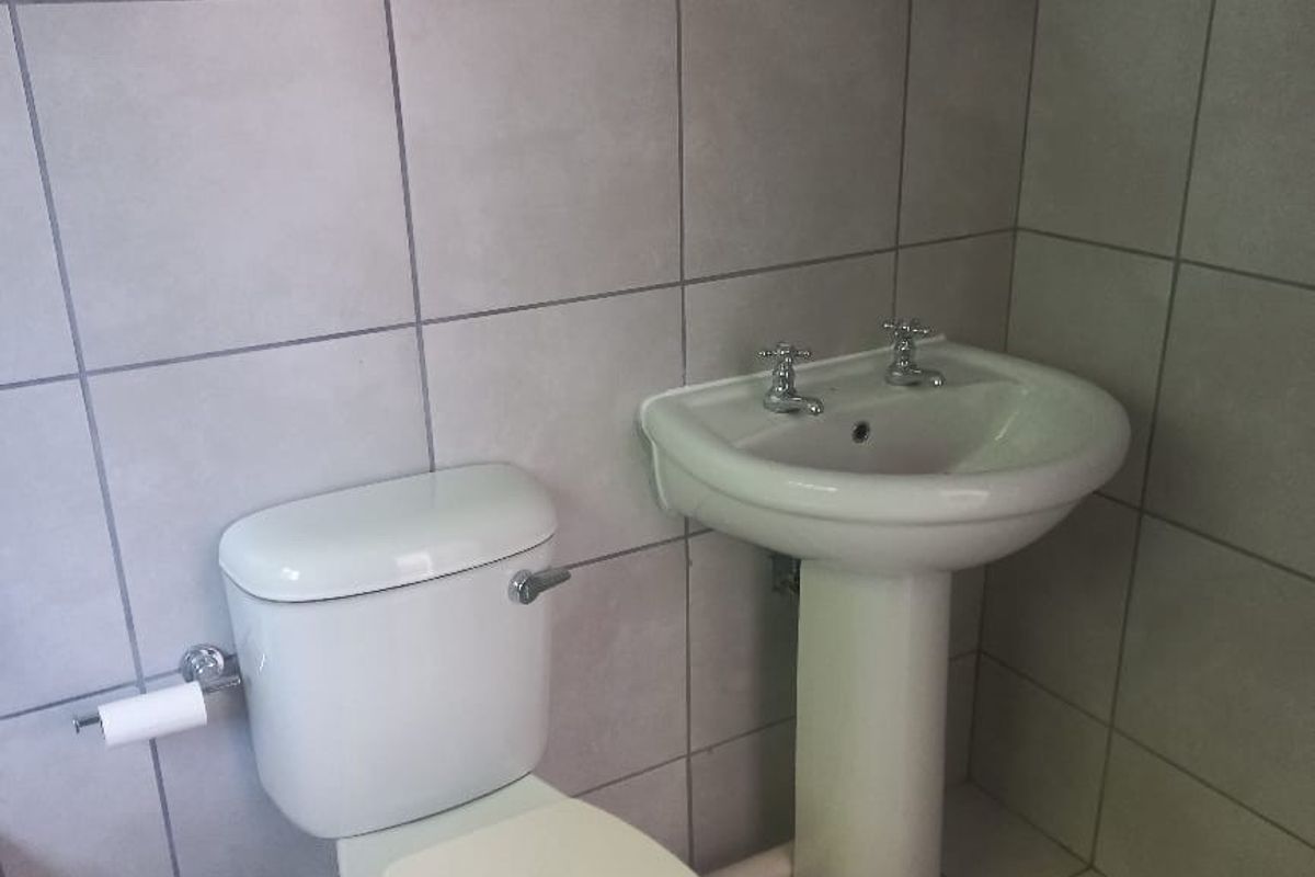 Apartment For Sale in Sunnyridge, Newcastle, KwaZulu Natal - Photo 4