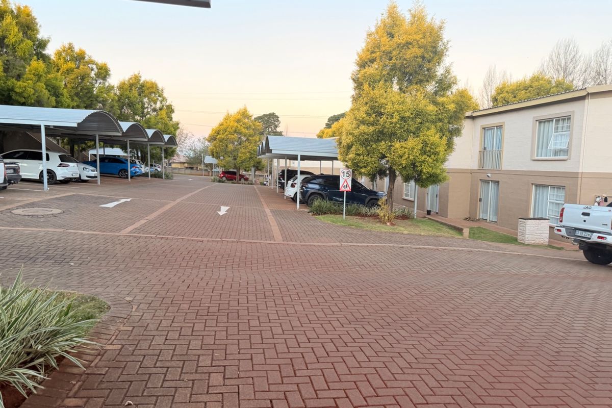 Apartment For Sale in Sunnyridge, Newcastle, KwaZulu Natal - Photo 2