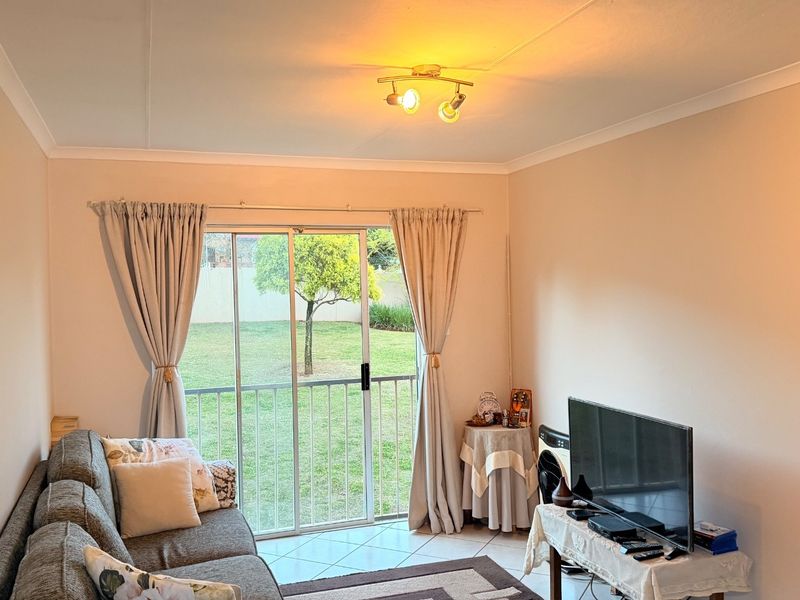 Apartment For Sale in Sunnyridge, Newcastle, KwaZulu Natal - Photo 1