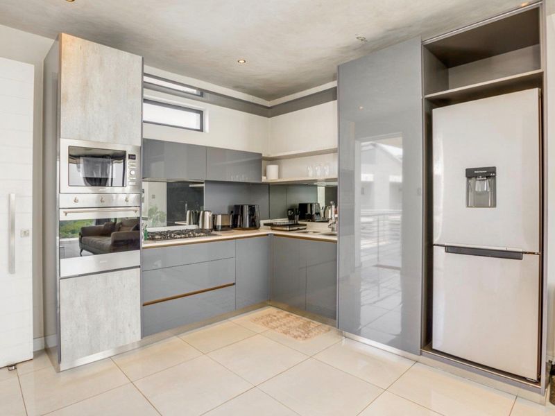 Fully Furnished Luxury 1 Bedroom Apartment To Let at The Paramount, Houghton Estate - Photo 2