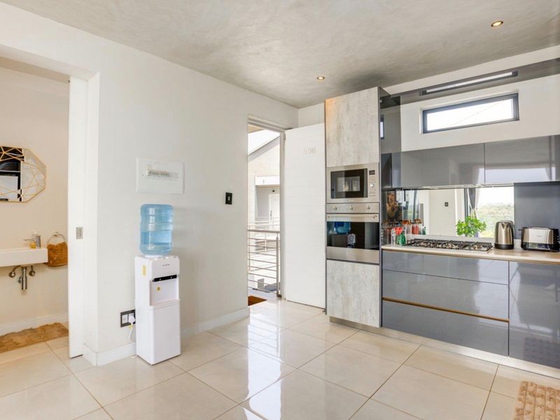 Fully Furnished Luxury 1 Bedroom Apartment To Let at The Paramount, Houghton Estate - Photo 4