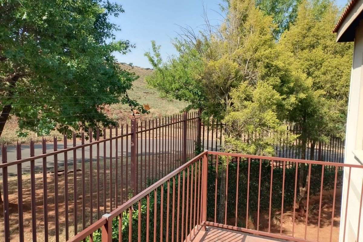 Apartment For Sale in Sunnyridge, Newcastle, KwaZulu Natal - Photo 2