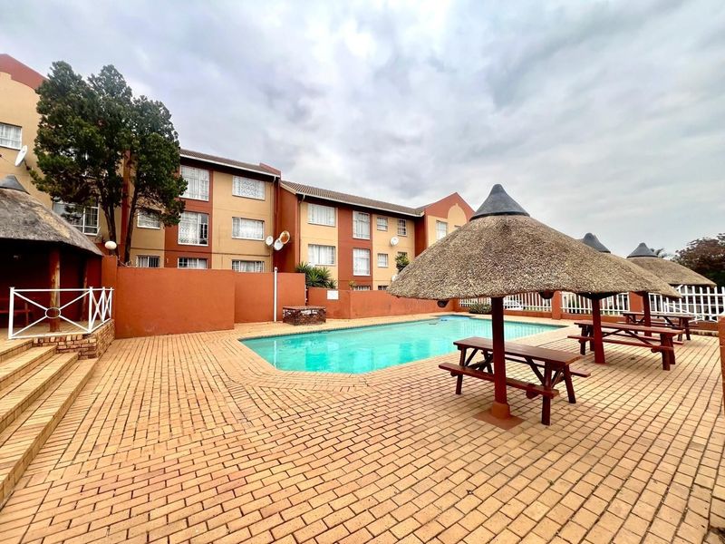 3 Bed 1.5 Bath Apartment For Sale in Weltevreden Park, Roodepoort - Photo 1