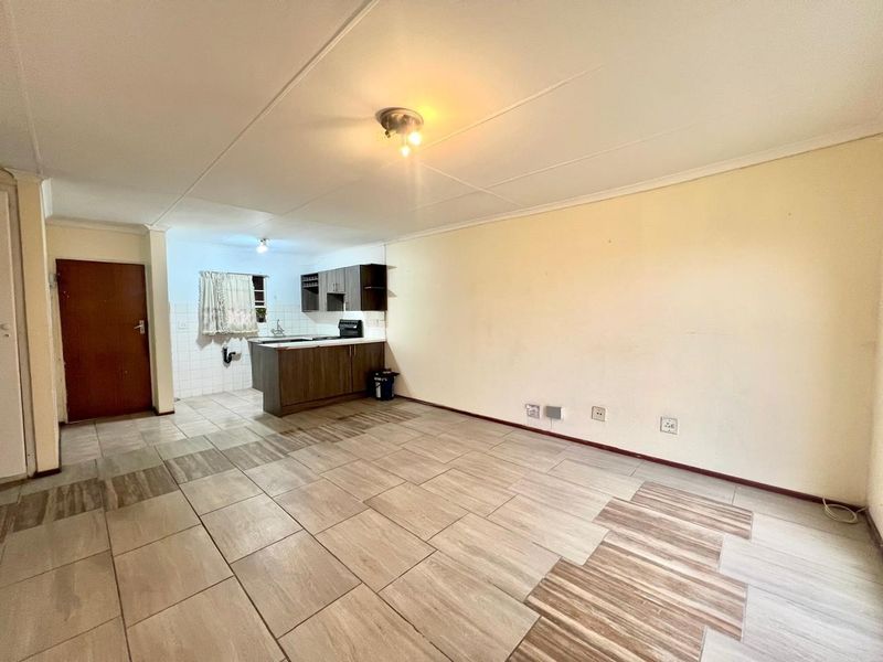 3 Bed 1.5 Bath Apartment For Sale in Weltevreden Park, Roodepoort - Photo 8