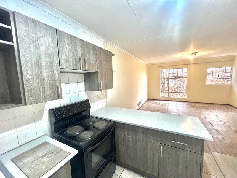 3 Bed 1.5 Bath Apartment For Sale in Weltevreden Park, Roodepoort - Photo 4