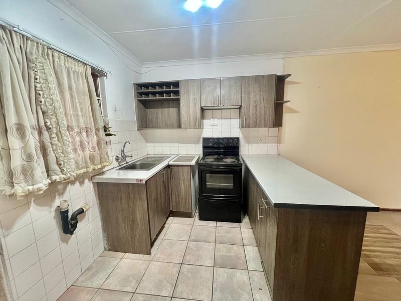 3 Bed 1.5 Bath Apartment For Sale in Weltevreden Park, Roodepoort - Photo 5