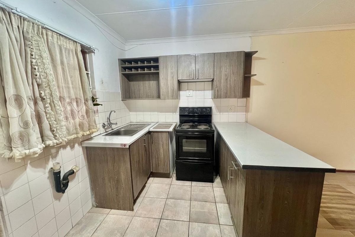 3 Bed 1.5 Bath Apartment For Sale in Weltevreden Park, Roodepoort - Photo 5