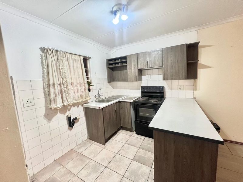 3 Bed 1.5 Bath Apartment For Sale in Weltevreden Park, Roodepoort - Photo 6