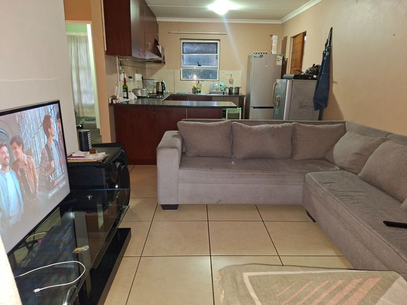 Spacious 2 Bedroom Corner Apartment for Sale in Buh-Rein Estate, Kraaifontein - Photo 2