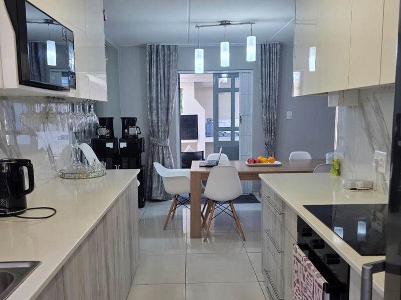 Townhouse at The Hamptons For Sale in Parklands, Blouberg - Photo 2