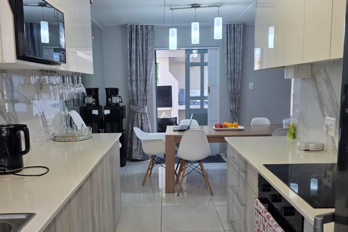 Townhouse at The Hamptons For Sale in Parklands, Blouberg - Photo 3