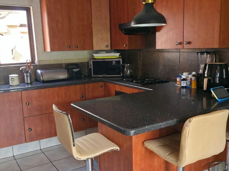 Beautiful family home for sale in Montecello Estate - Photo 6