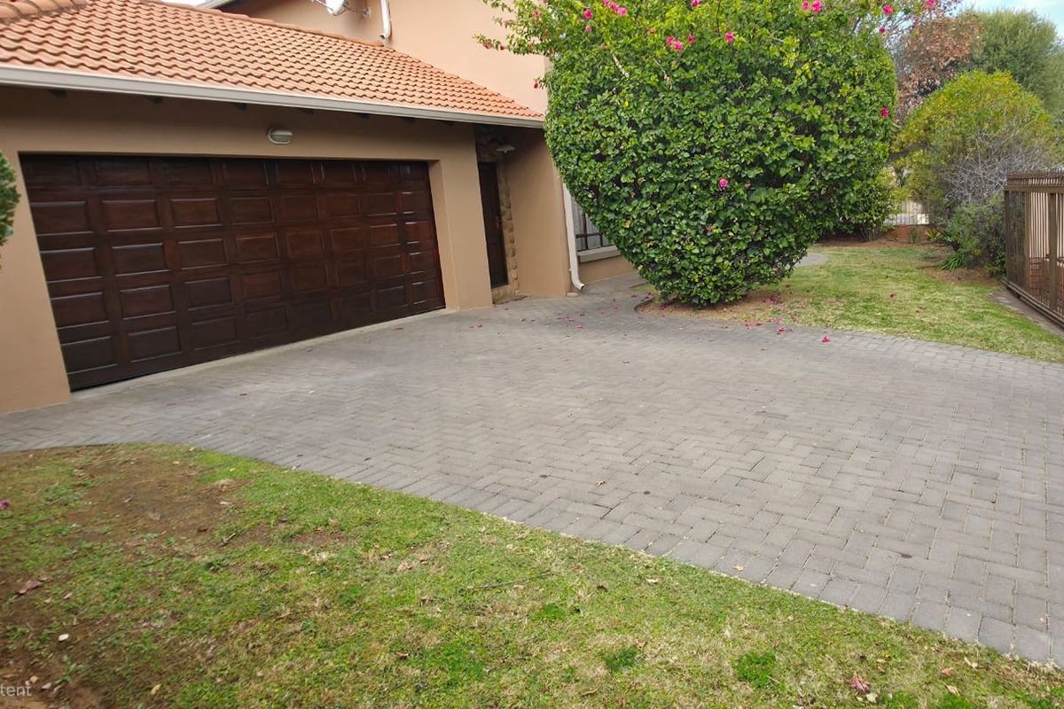 Beautiful family home for sale in Montecello Estate - Photo 2