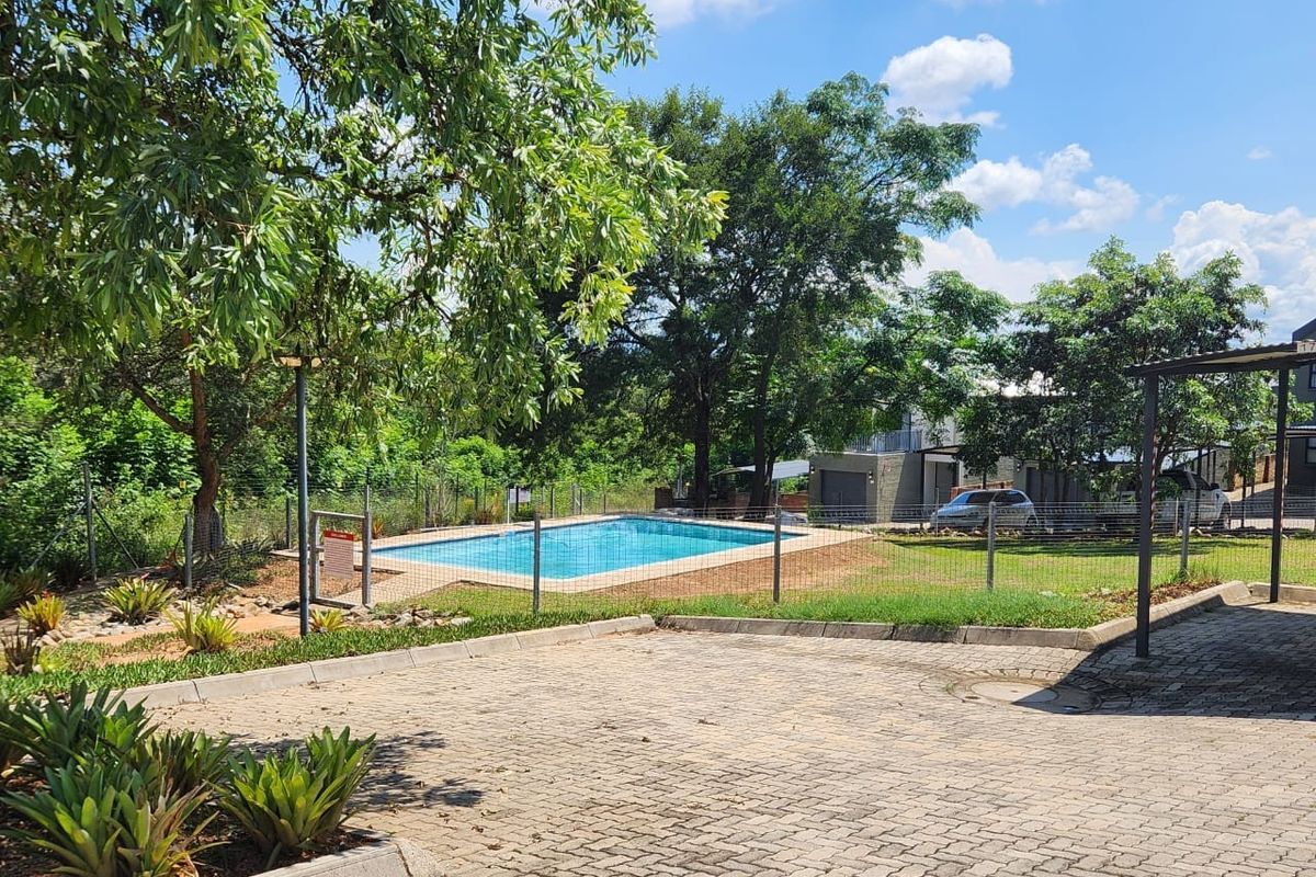 Groundfloor townhouse with private garden - Photo 2
