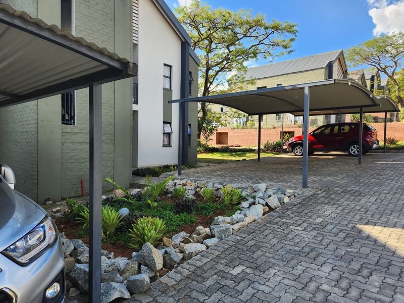 Groundfloor townhouse with private garden - Photo 4