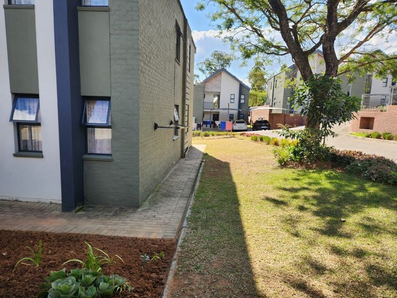 Groundfloor townhouse with private garden - Photo 5