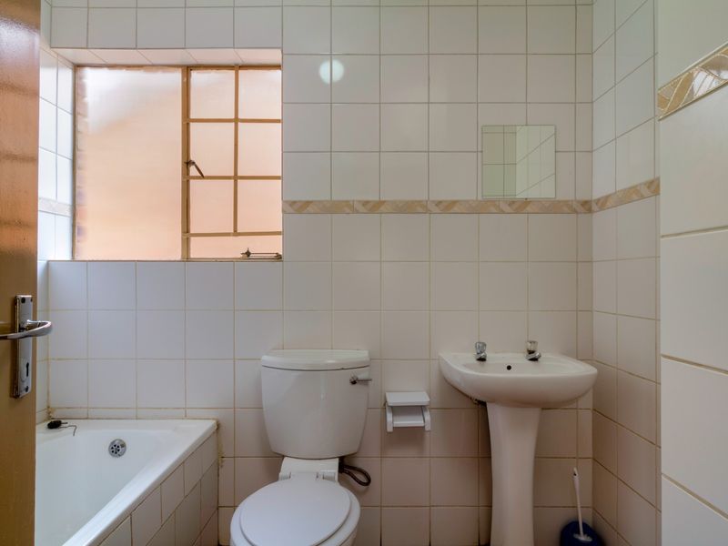 3 Bedroom House To Rent in Weltevreden Park. AVAILABLE IMMEDIATELY! - Photo 9
