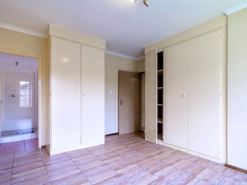 3 Bedroom House To Rent in Weltevreden Park. AVAILABLE IMMEDIATELY! - Photo 7