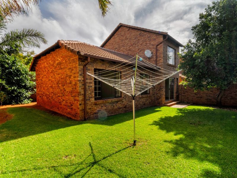 3 Bedroom House To Rent in Weltevreden Park. AVAILABLE IMMEDIATELY! - Photo 1