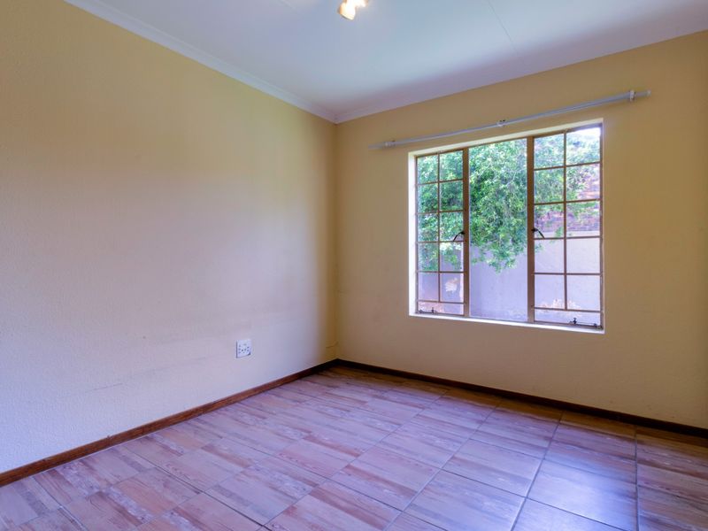 3 Bedroom House To Rent in Weltevreden Park. AVAILABLE IMMEDIATELY! - Photo 5