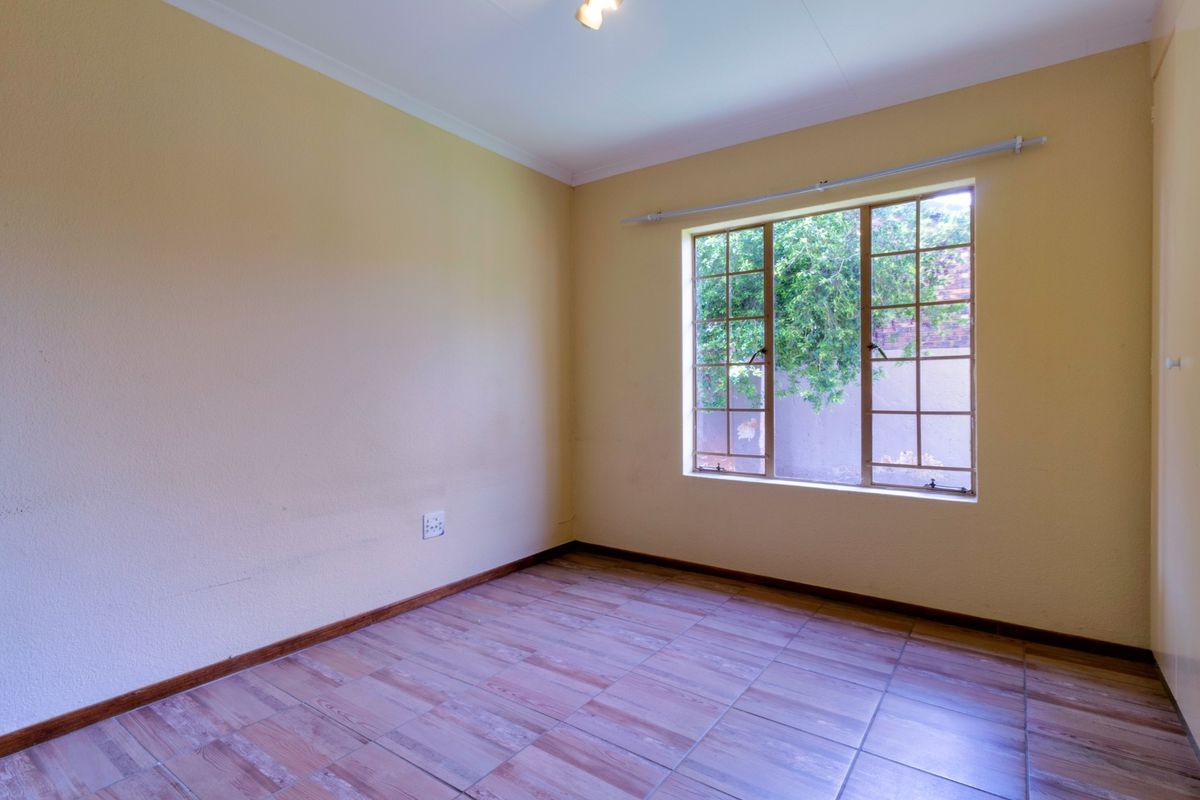 3 Bedroom House To Rent in Weltevreden Park. AVAILABLE IMMEDIATELY! - Photo 5