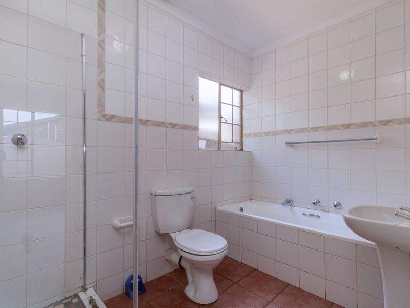 3 Bedroom House To Rent in Weltevreden Park. AVAILABLE IMMEDIATELY! - Photo 8