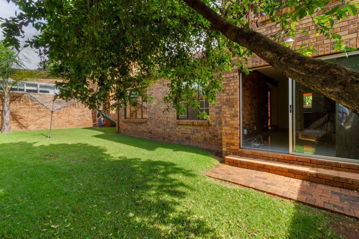 3 Bedroom House To Rent in Weltevreden Park. AVAILABLE IMMEDIATELY! - Photo 2