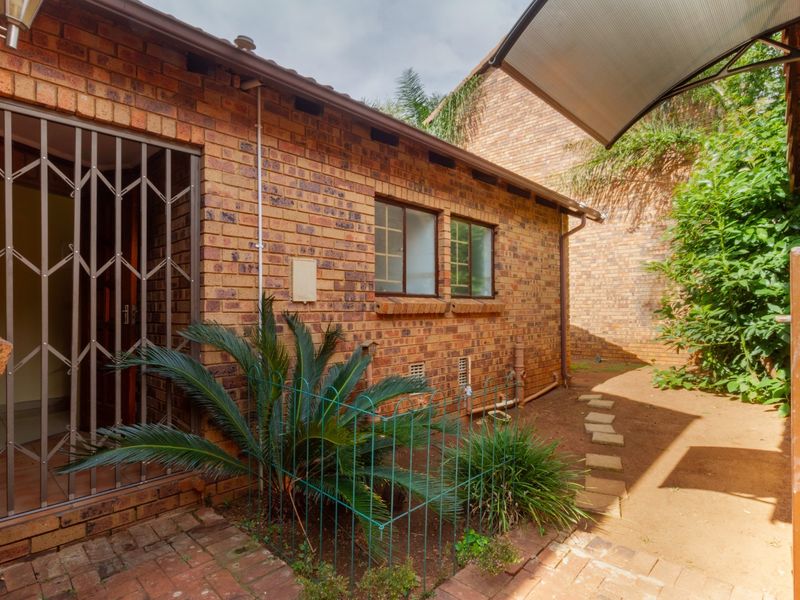 3 Bedroom House To Rent in Weltevreden Park. AVAILABLE IMMEDIATELY! - Photo 4