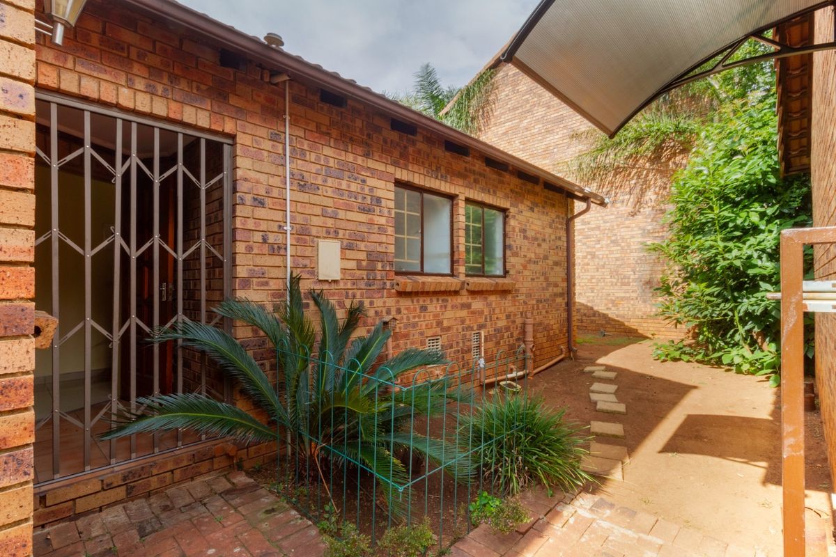3 Bedroom House To Rent in Weltevreden Park. AVAILABLE IMMEDIATELY! - Photo 4